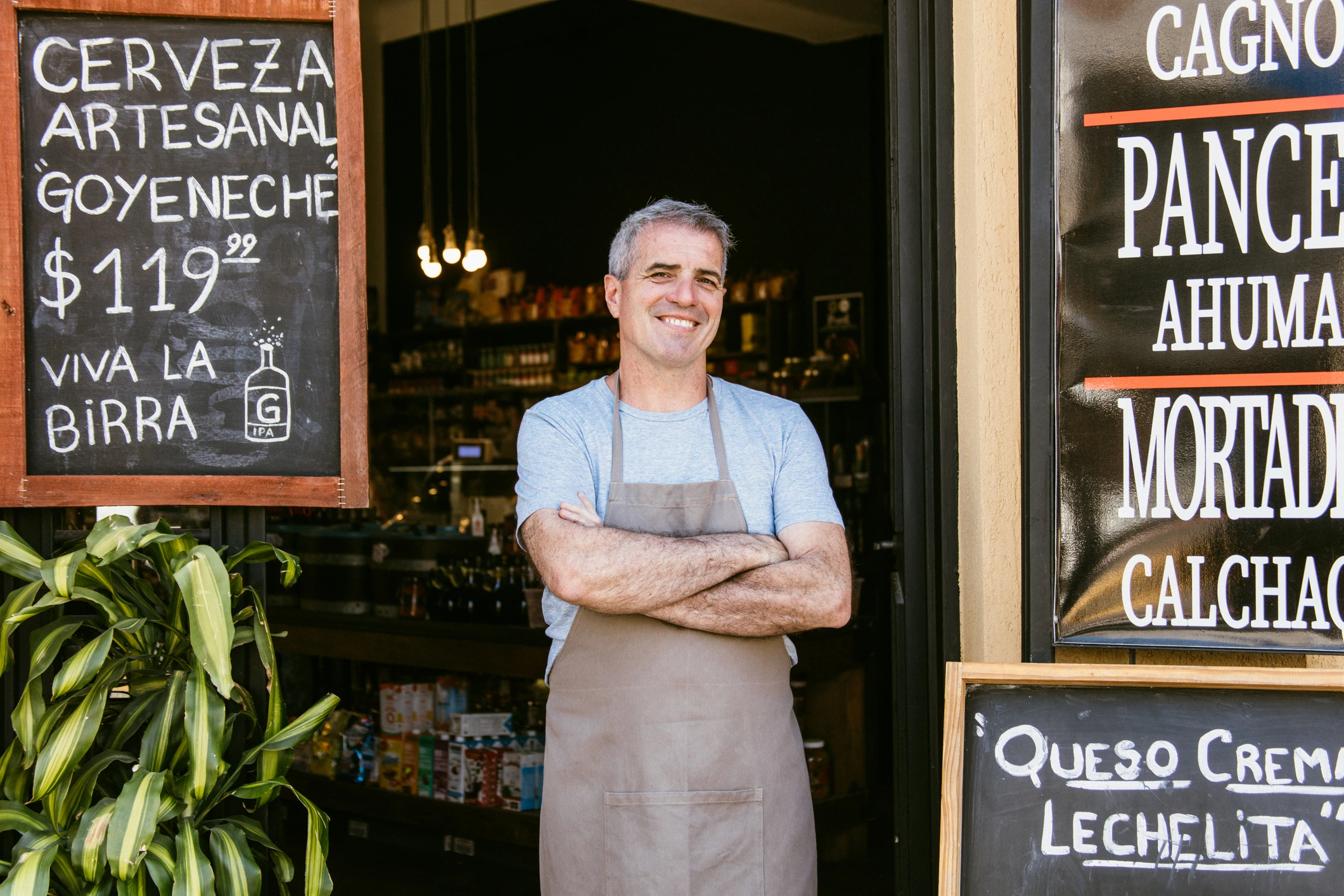 Comerciante argentino en su negocio usando tablet
